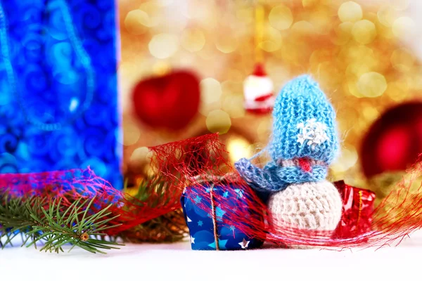 Pequeño muñeco de nieve y decoraciones de Navidad — Foto de Stock