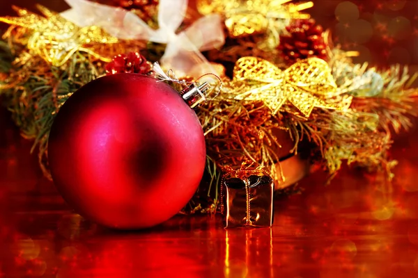 Minge roșie de Crăciun și decorațiuni — Fotografie, imagine de stoc