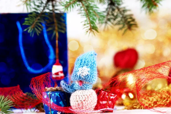 Mały bałwana i świąteczne ozdoby — Zdjęcie stockowe