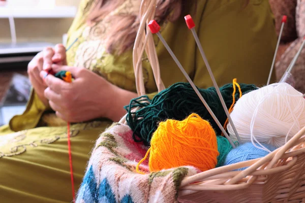 毛糸と編み物をする女のボール バスケット — ストック写真