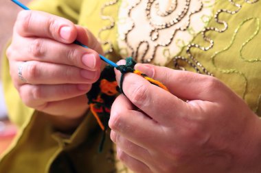 Örgü ören ellerin yakın çekimi