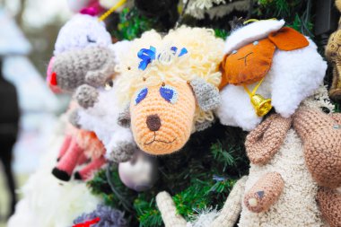 Noel ağacı parçası oyuncaklar ile dekore edilmiştir.