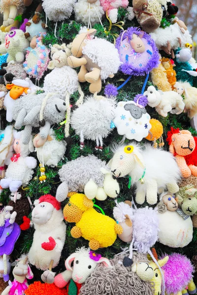 Frammento di albero di Natale decorato con giocattoli — Foto Stock