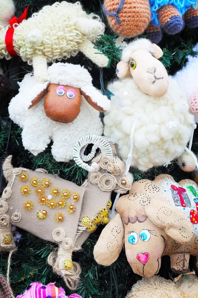 Fragmento de árbol de Navidad decorado con juguetes — Foto de Stock