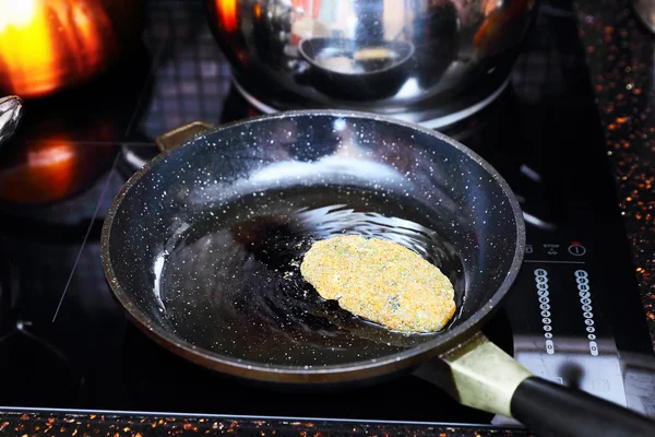 Preparazione di cotolette di pesce — Foto Stock