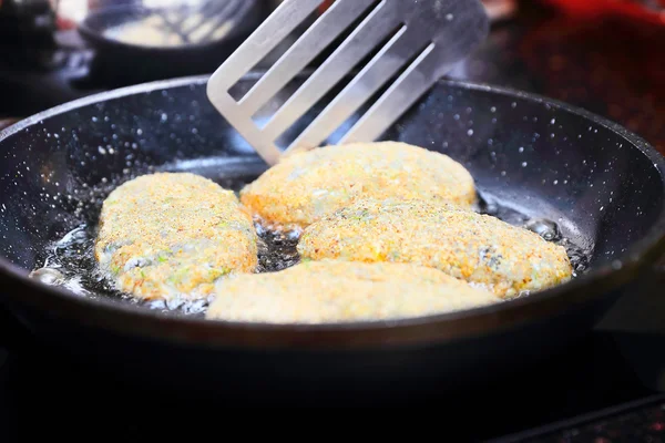 Preparazione di cotolette di pesce — Foto Stock