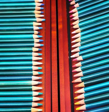 renkli sanat kalemleri ahşap bir durumda