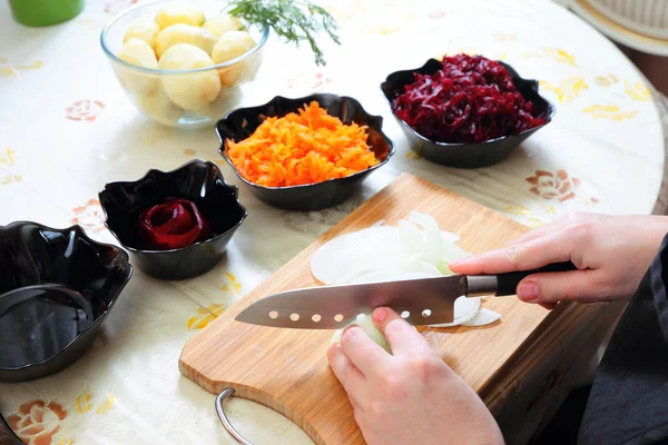 Geleneksel Rus salatası ringa kürk altında