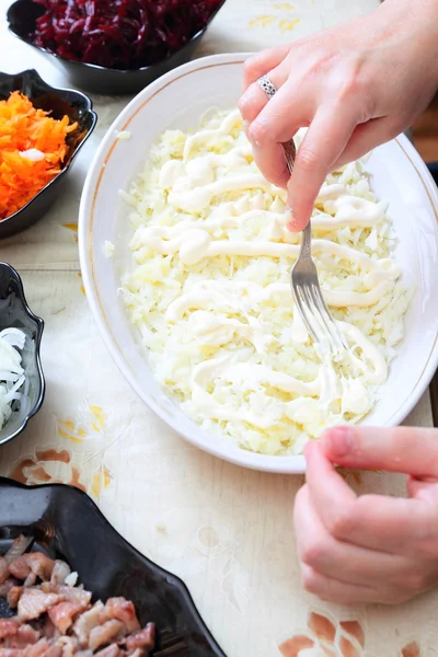 Russische traditionele salade haring onder bontjas — Stockfoto