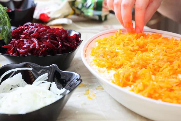 Geleneksel Rus salatası ringa kürk altında