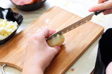 Rus geleneksel salatası Olivier hazırlanıyor