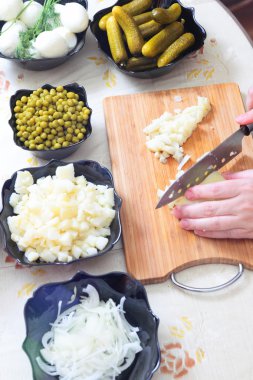 Rus geleneksel salatası Olivier hazırlanıyor