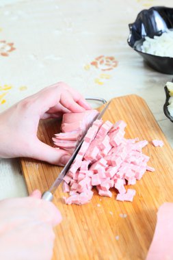 Rus geleneksel salatası Olivier hazırlanıyor