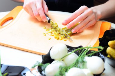 Rus geleneksel salatası Olivier hazırlanıyor