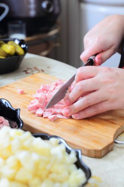 Rus geleneksel salatası Olivier hazırlanıyor