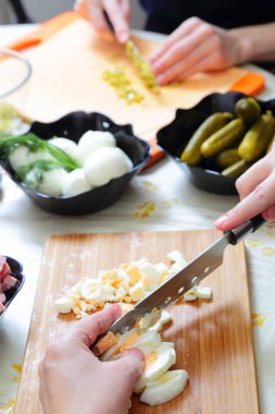 Rus geleneksel salatası Olivier hazırlanıyor