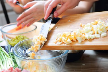 Rus geleneksel salatası Olivier hazırlanıyor