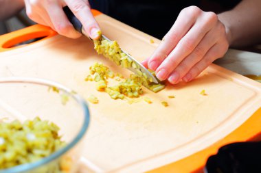 Rus geleneksel salatası Olivier hazırlanıyor