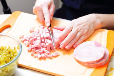 Rus geleneksel salatası Olivier hazırlanıyor