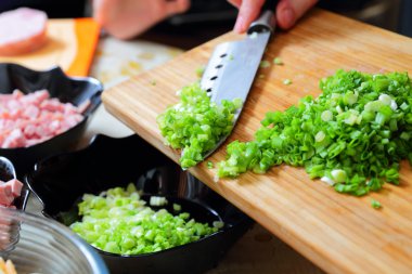 Rus geleneksel salatası Olivier hazırlanıyor