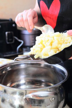 Rus geleneksel salatası Olivier hazırlanıyor