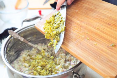 Rus geleneksel salatası Olivier hazırlanıyor