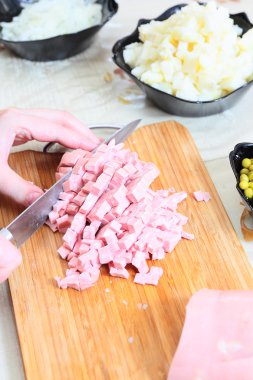 Rus geleneksel salatası Olivier hazırlanıyor