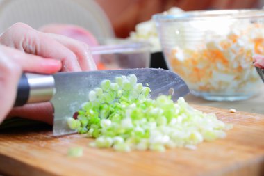 Rus geleneksel salatası Olivier hazırlanıyor