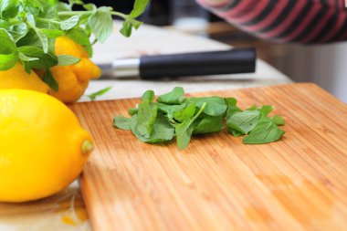 Ev yapımı limonata hazırlanıyor