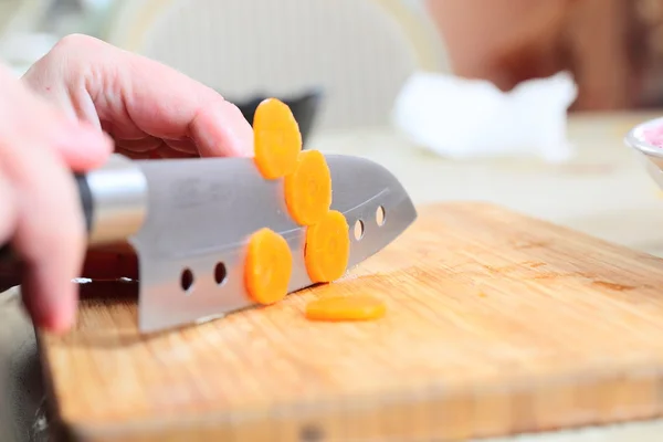 Chefs hands chopping carrot — Stock Photo, Image