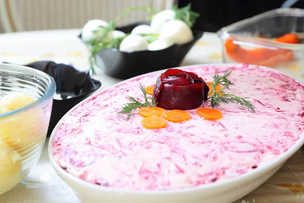 Geleneksel Rus salatası ringa kürk altında