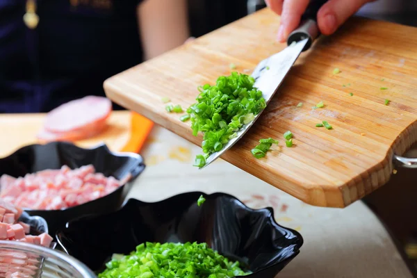 Rus geleneksel salatası Olivier hazırlanıyor