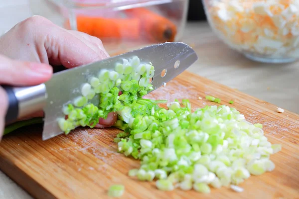 Preparando a salada tradicional russa Olivier — Fotografia de Stock