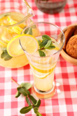 cam ev yapımı limonata