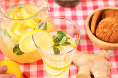 cam ev yapımı limonata