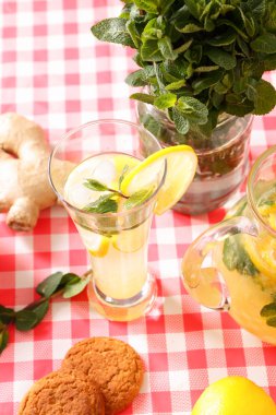 cam ev yapımı limonata