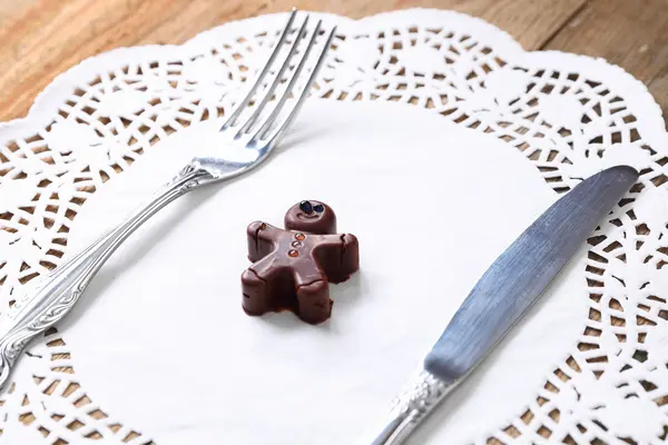Cioccolato uomo con forchetta e coltello — Foto Stock