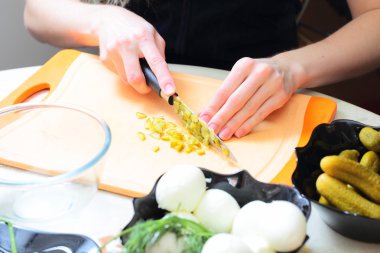 Rus geleneksel salatası Olivier hazırlanıyor