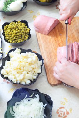 Rus geleneksel salatası Olivier hazırlanıyor