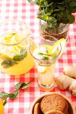 cam ev yapımı limonata