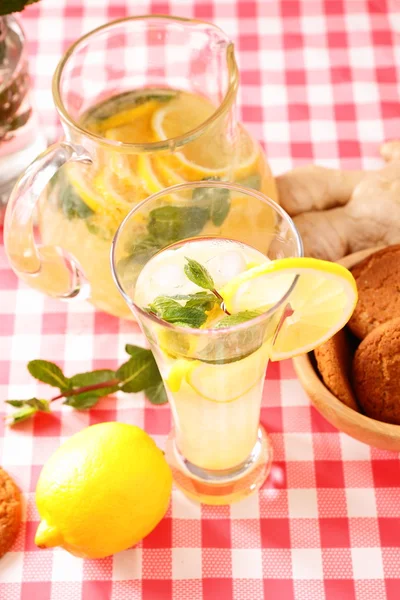 Glas hausgemachte Limonade — Stockfoto