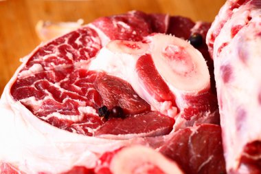 çiğ et baharatlar ile