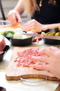 Rus geleneksel salatası Olivier hazırlanıyor