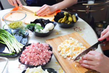 Rus geleneksel salatası Olivier hazırlanıyor