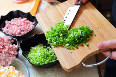 Rus geleneksel salatası Olivier hazırlanıyor