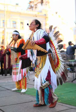Şarkı ve dans Chernovtsy, Ukrayna, 22 Ekim 2010, Perulu sokak müzisyen