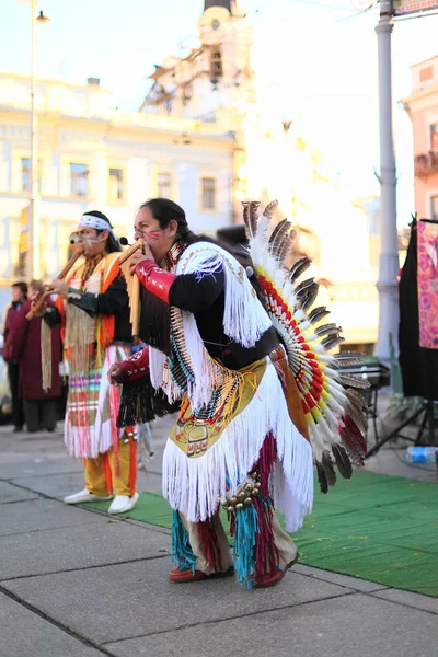 CHERNOVTSY, UKRAINE, October 22, 2010, Peruvian street musician singing and dancing — Stock Photo, Image