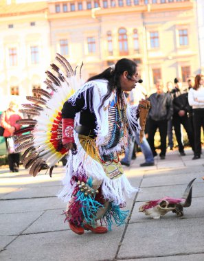 Chernovtsy, Ukrayna, 22 Ekim 2010: şarkı ve dans Perulu sokak müzisyen