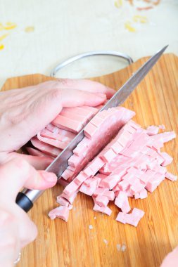 Rus geleneksel salatası Olivier hazırlanıyor