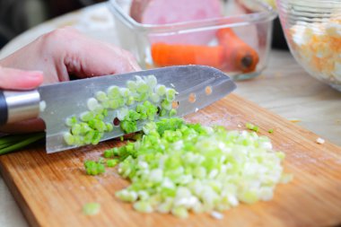 Rus geleneksel salatası Olivier hazırlanıyor